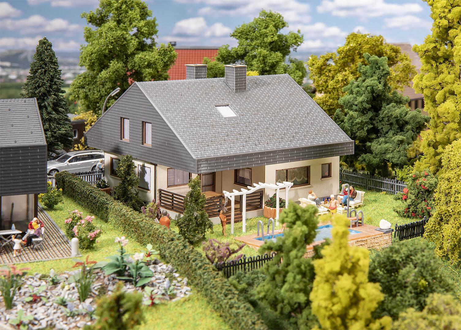 faller-130644-1-Bungalow-mit-Plattendach-80er-Jahre-Architektur-verschindelt
