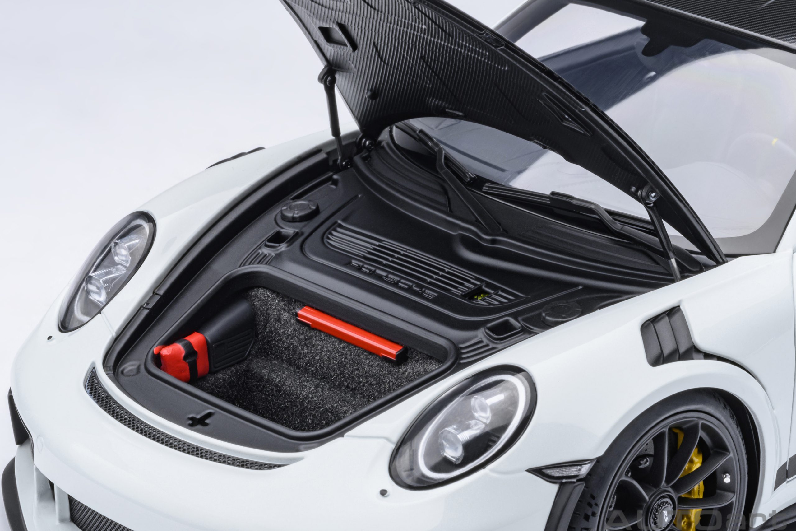 Autoart-78176-2-Porsche-911-GT3-RS-weissach-package-weiß-Kofferraum-krass