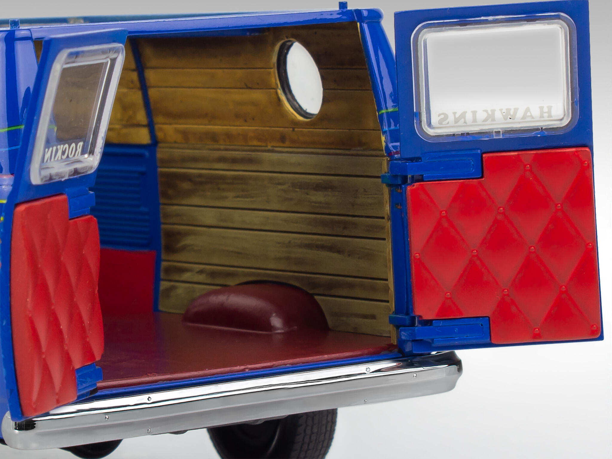 Revell-07732-3-GMC-WSQK-Squawk-Van-Stranger-Things-Barn-Doors