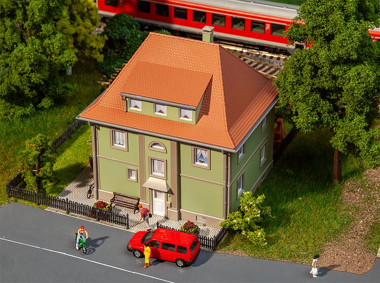 faller-130682-2-Wohnhaus-Kirchstrasse-5-Walmdach-Aufschieblinge-Biberschwanz