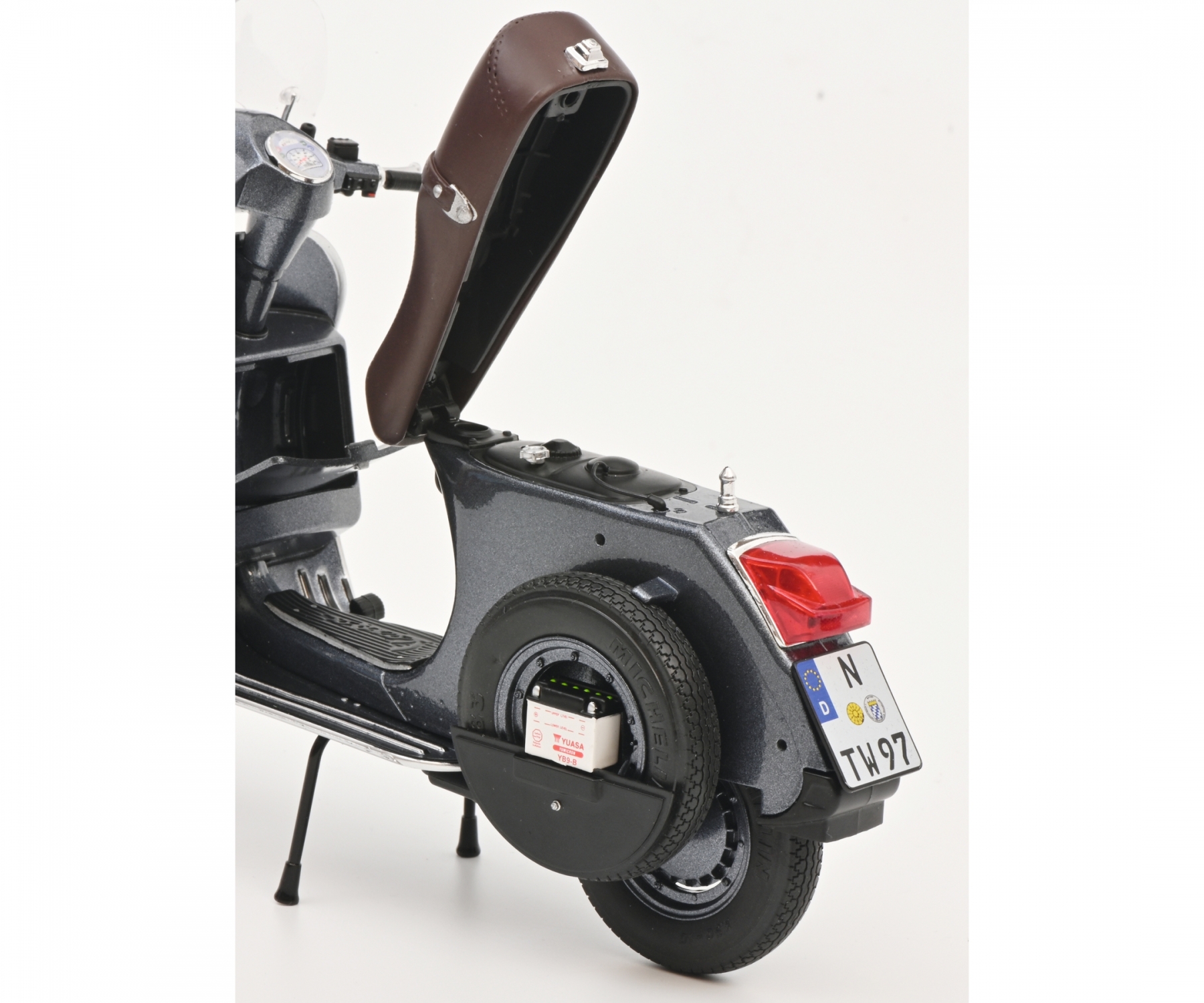 schuco-450667300-4-Vespa-PX-125-grigio-metallic-anthrazitgrau-Tank-Getrenntschmierung-Mix schuco-450667300-4-Vespa-PX-125-grigio-metallic-anthrazitgrau-Tank-Getrenntschmierung-Mix