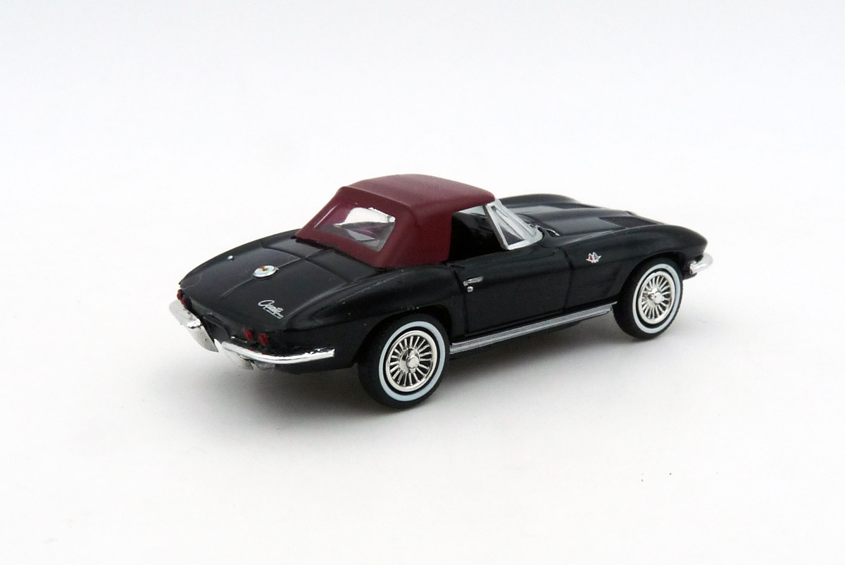 brekina-18025-2-Chevrolet-Corvette-C2-Cabrio-schwarz-weinrotes-Softtop-Sammler-Modellauto-heck