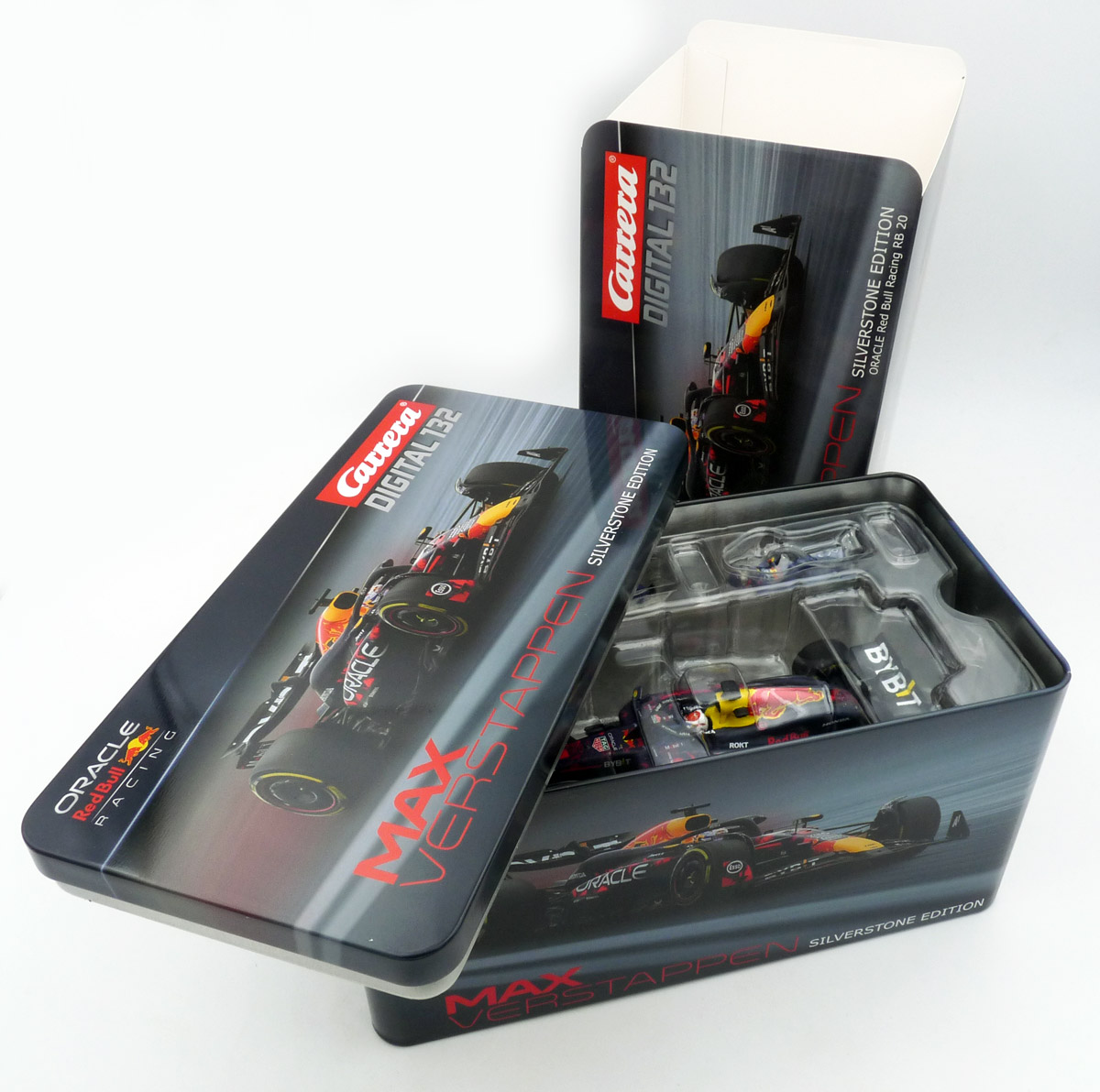 Carrera-20032048-3-Silverstone-Edition-Sondermodell-Oracle-Red-Bull-RB20-Max-Verstappen-No1-in-Blechbox
