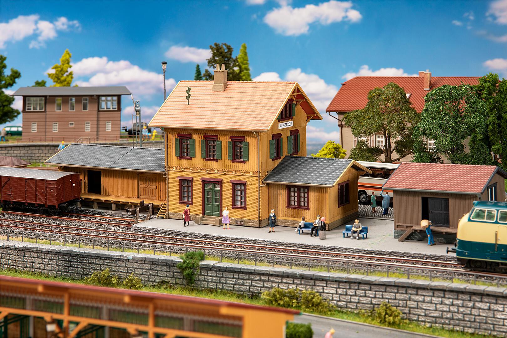 faller-110153-1-Bahnhof-Kupferzell-holzvertäfelt-Holzschindeln-Nonnenziegel-Gebäude