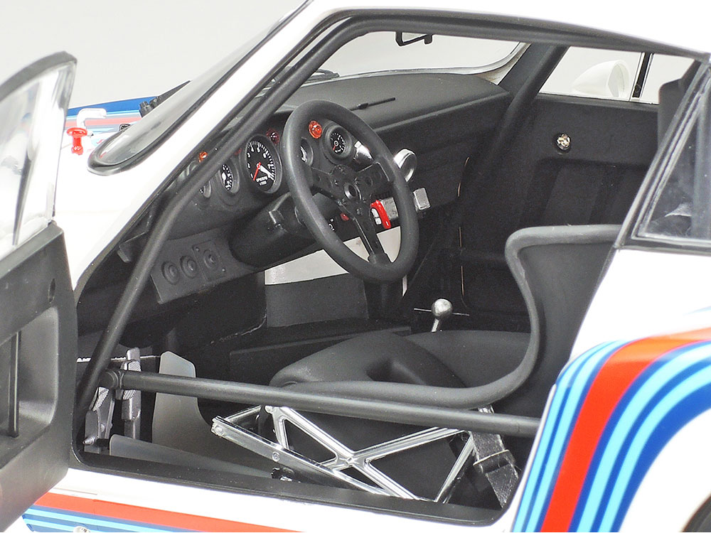 tamiya-12057-3-Martini-Racing-Porsche-935-Markenweltmeister-1976-Turbomonster