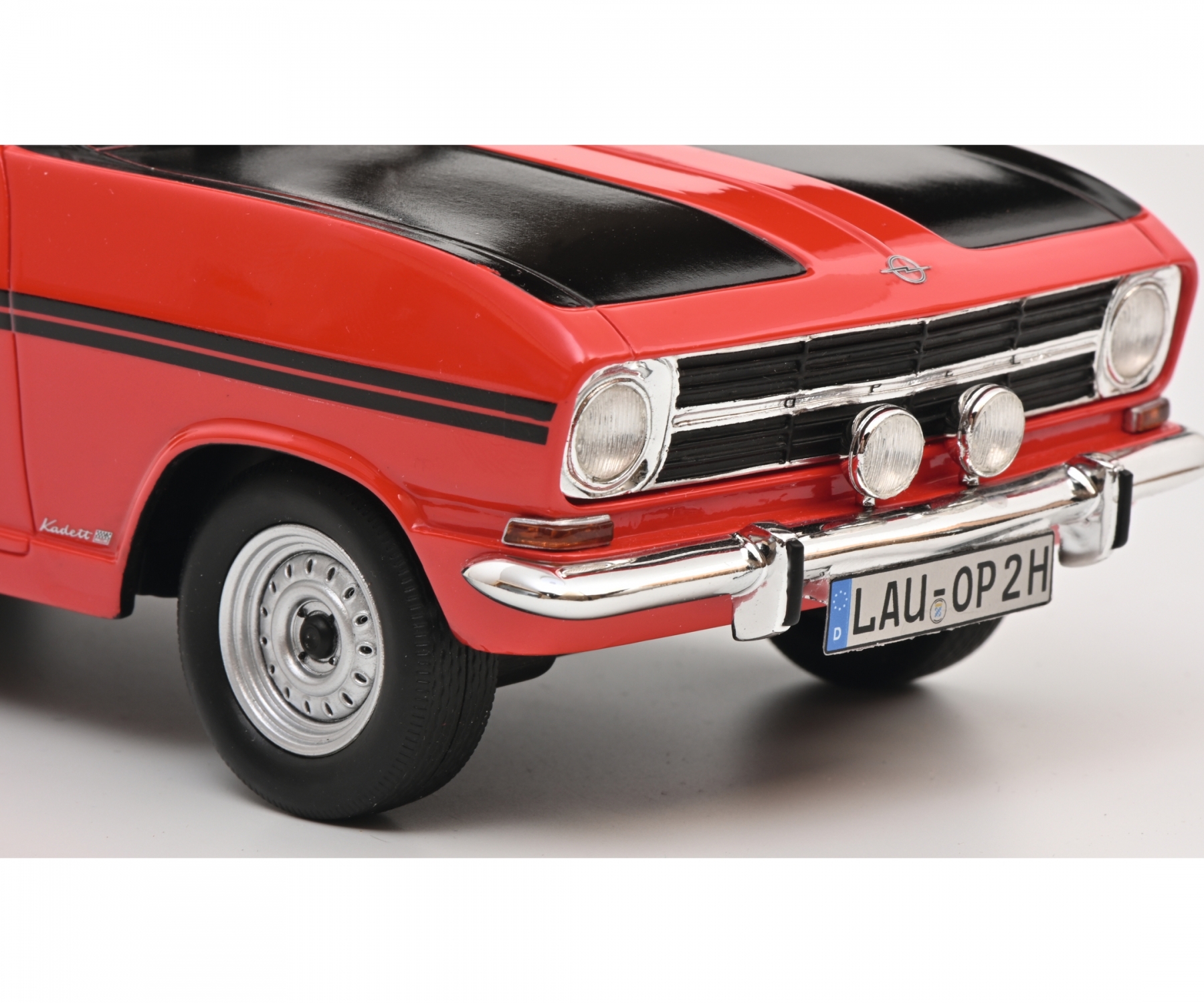 schuco-450053300-4-Opel-Kadett-B-Rallye-Coupé-rot-mattschwarz-Sportopel-Zusatzscheinwerfer
