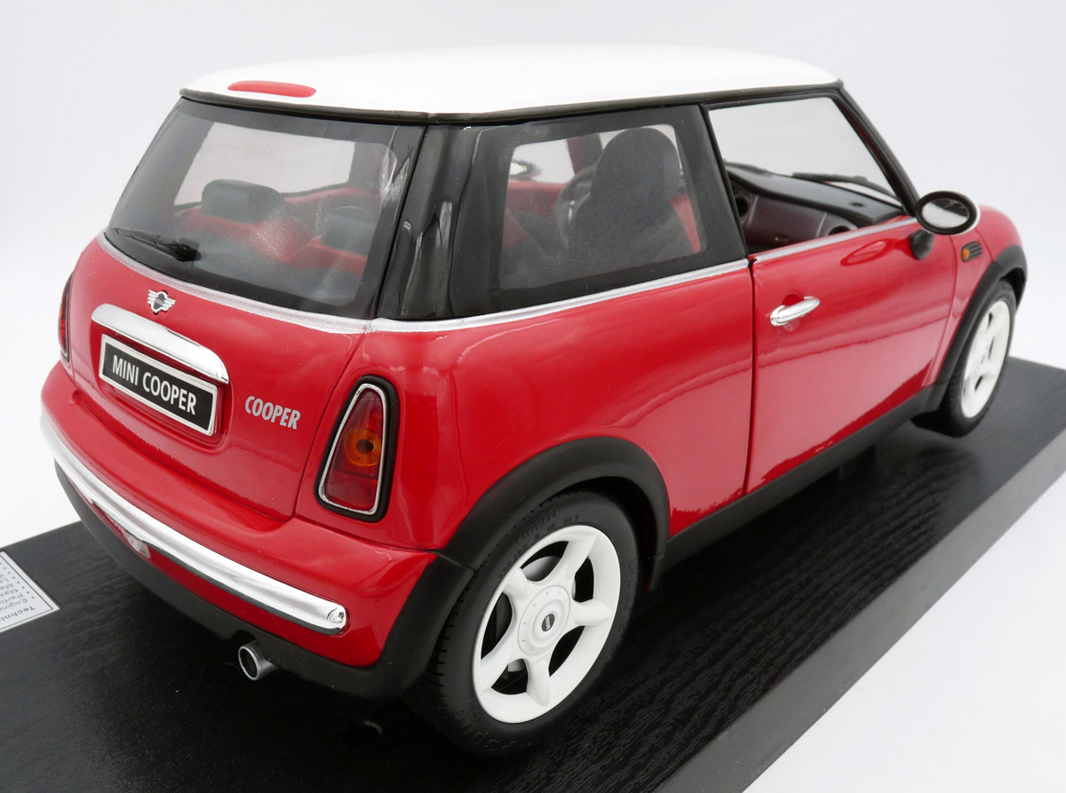 revell-08451-2-Mini-Cooper-R50-rot-weißes-Dach-erste-Generation-Heckklappe