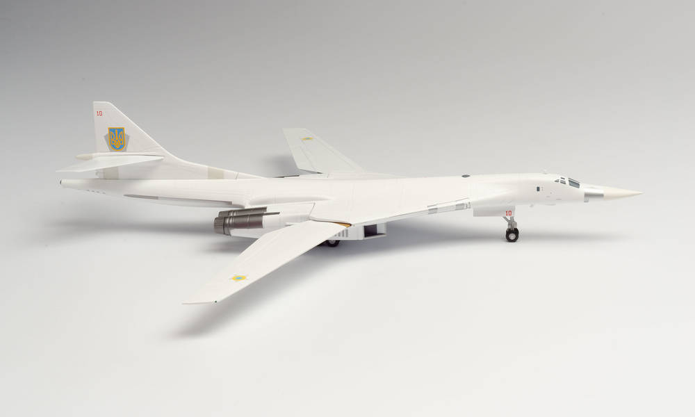 herpa-570824-Ukrainian-Air-Force-Tupolev-Tu-160-Blackjack-White-Swan-Pryluky-Air-Base-red-10