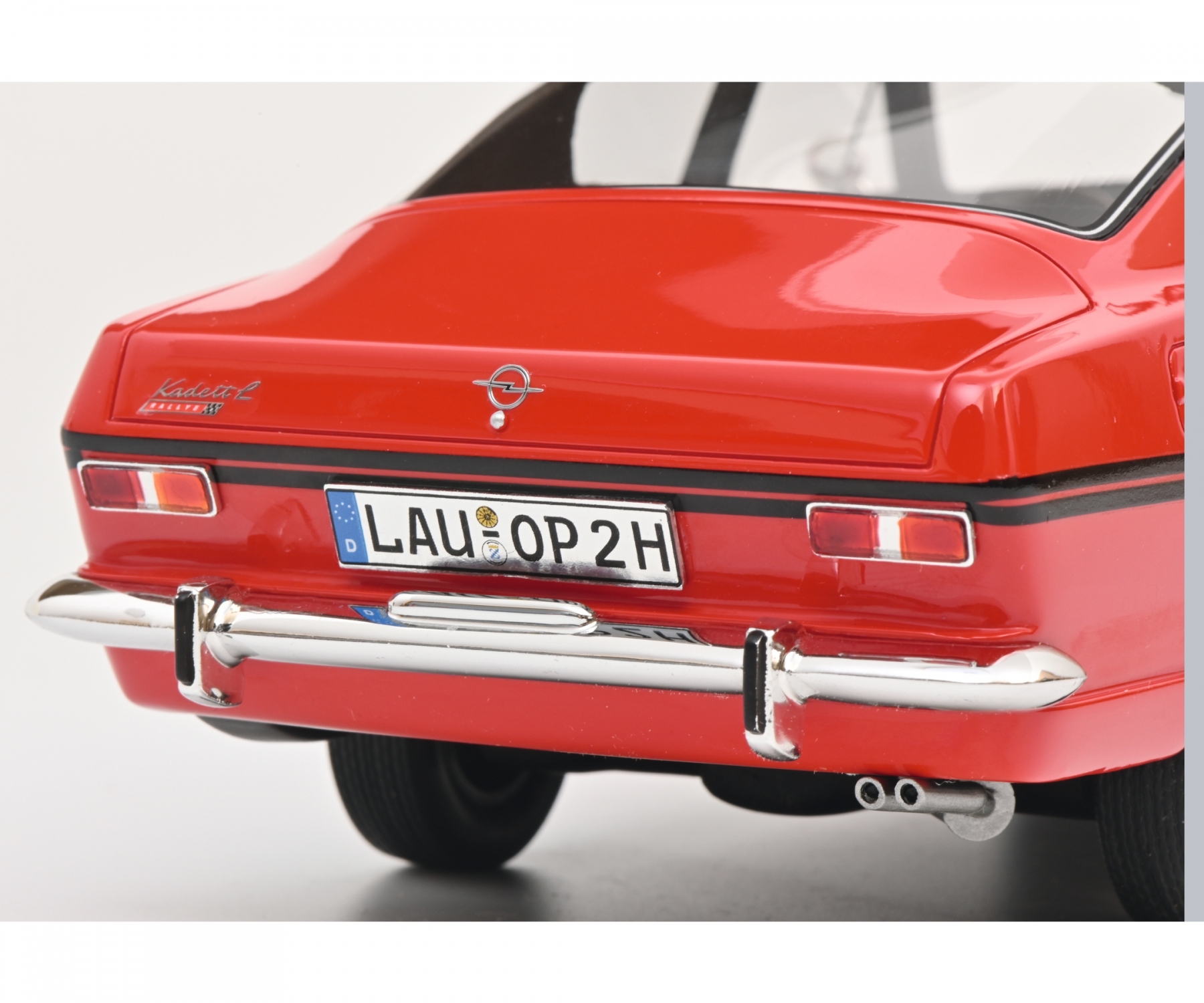 schuco-450053300-5-Opel-Kadett-B-Rallye-Coupé-rot-mattschwarz-Sportopel-Heckleuchten-Rallye-Schriftzug