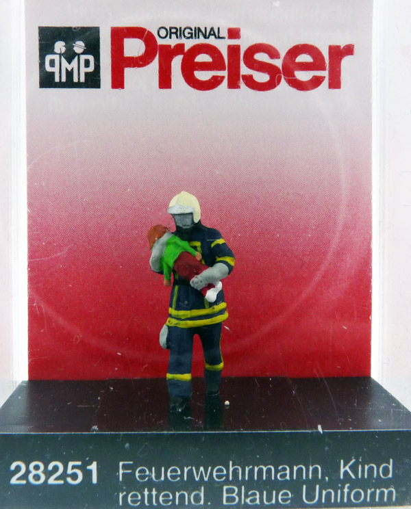 preiser-28251-Feuerwehrmann-Kind-rettend-blaue-Uniform-modern-Atemschutzgeräteträger