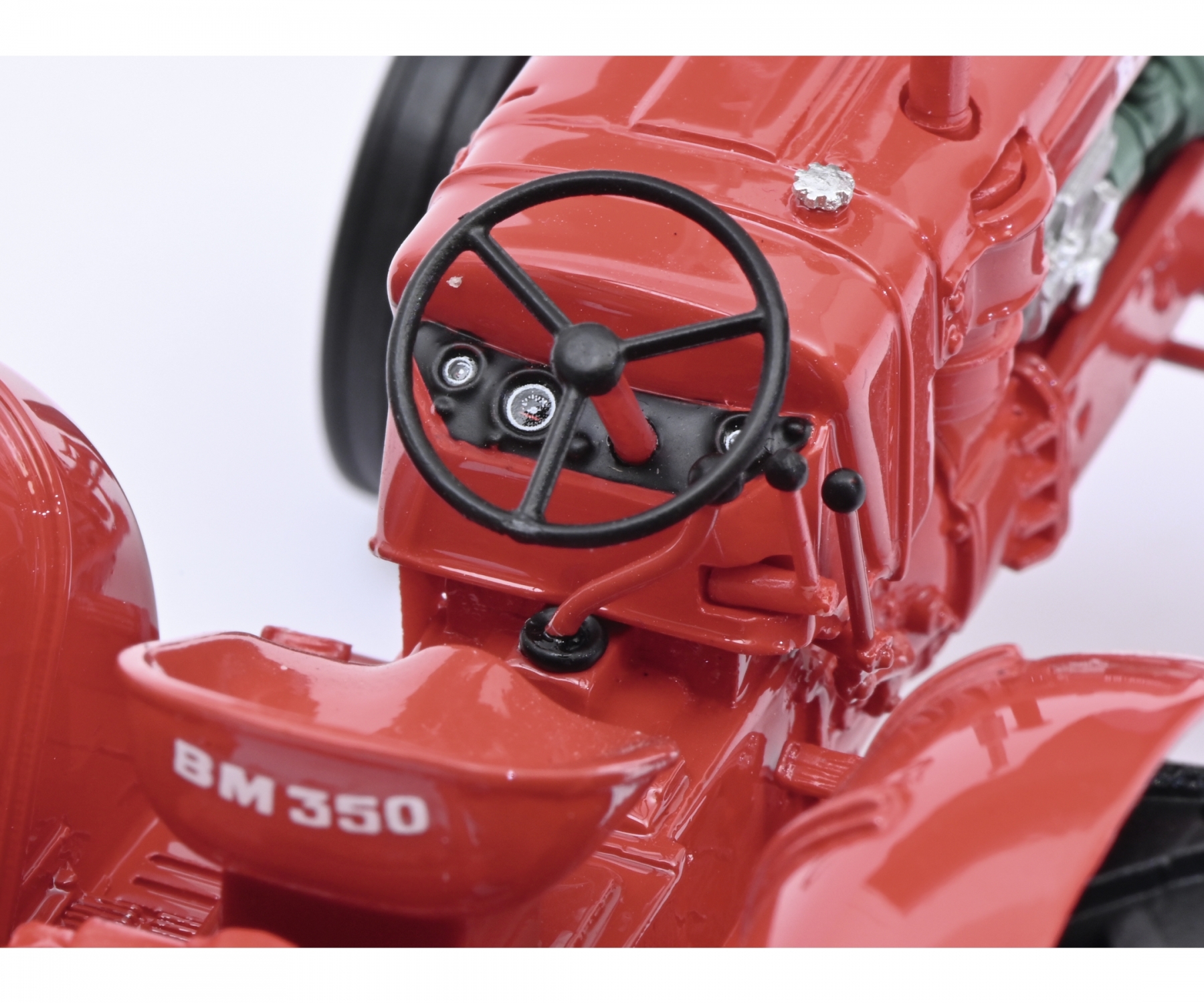 schuco-450917200-2-Volvo-BM-350-Boxer-Traktor-rot-Lenkrad