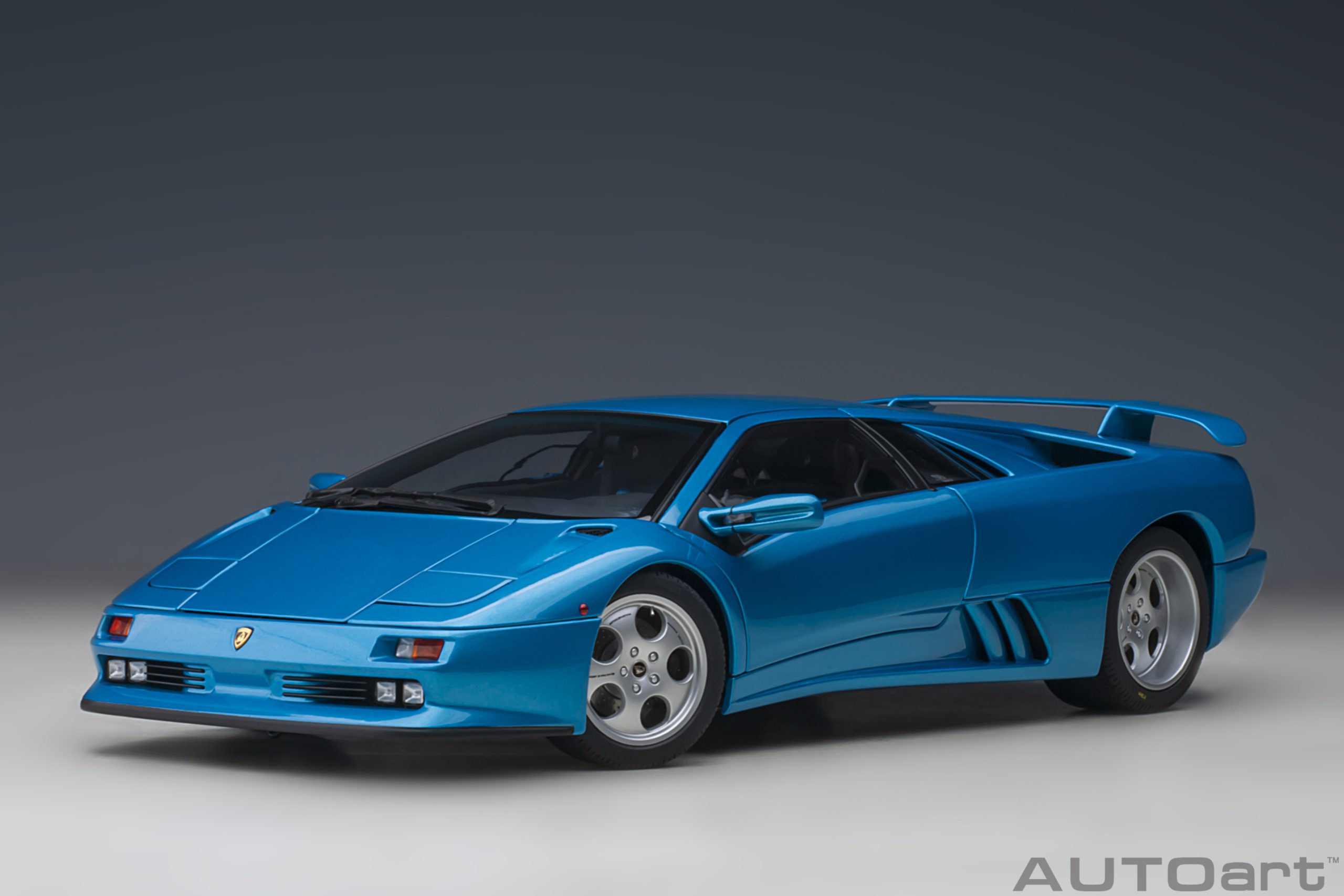 autoart-79156-1-Lamborghini-Diablo-SE30-30th-Anniversary-Edition-Blu-Sirena-metallic-blue