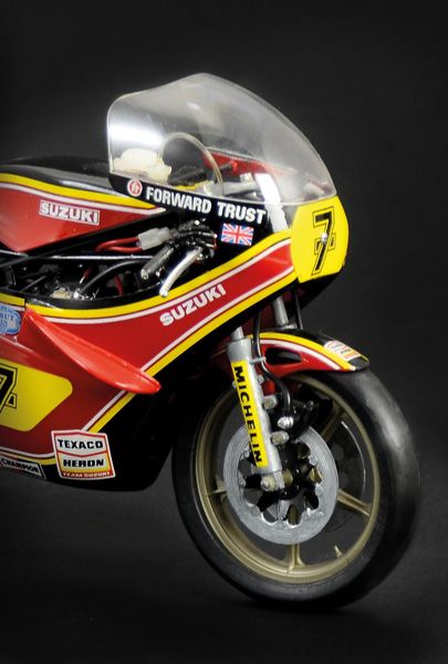 italeri-4644-3-Suzuki-RG-500-XR27-Heron-Team-1978-Barry-Sheene-2-Takt-Rakete-Two-Stroke-Rocket