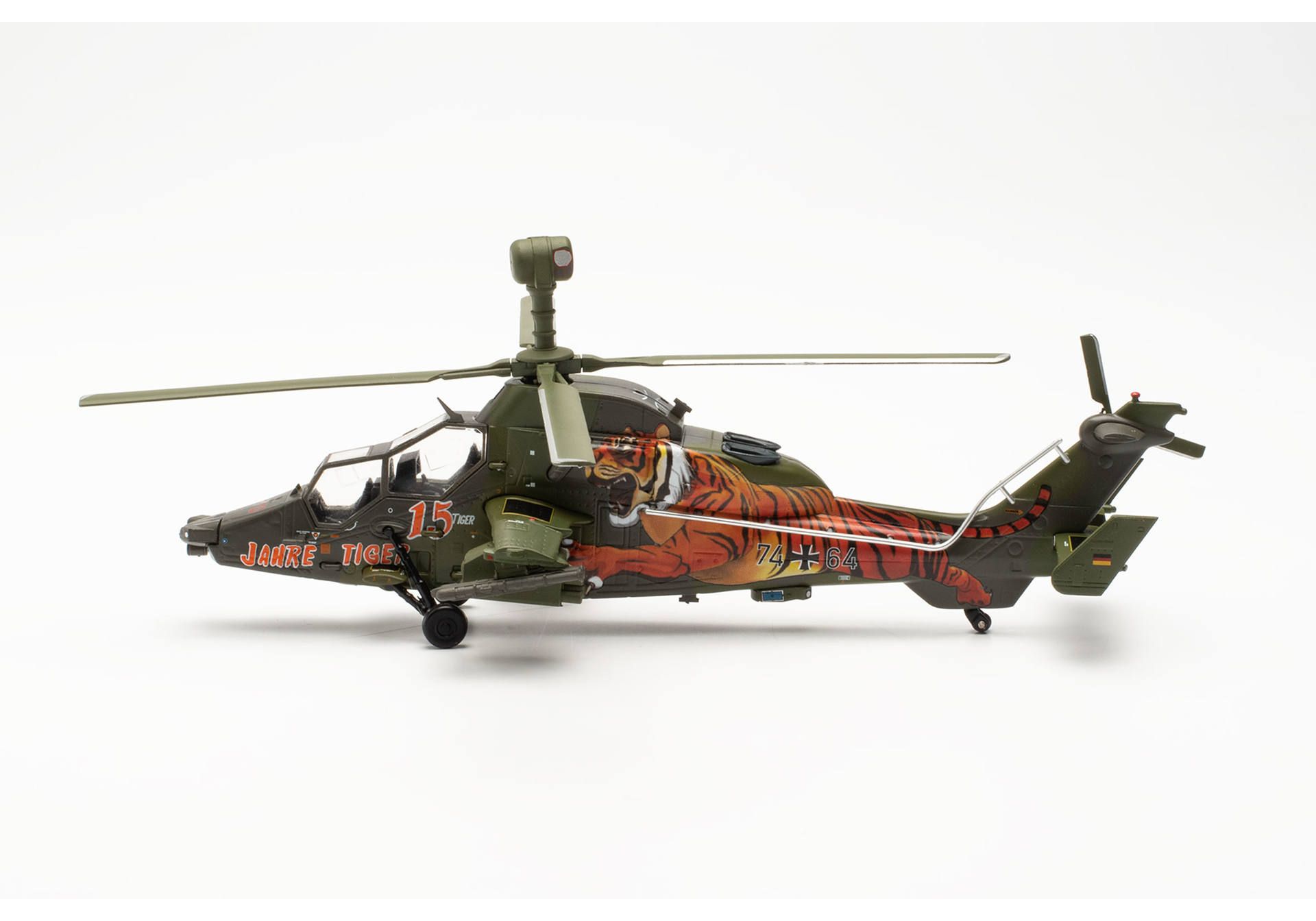 herpa-580793-4-Airbus-EC665-Tiger-15-Years-Le-Luc-74-64-Heeresfliegertruppe