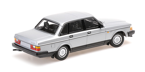 minichamps-155171408-3-Volvo-240-GL-1986-silber-metallic-Schwedenstahl