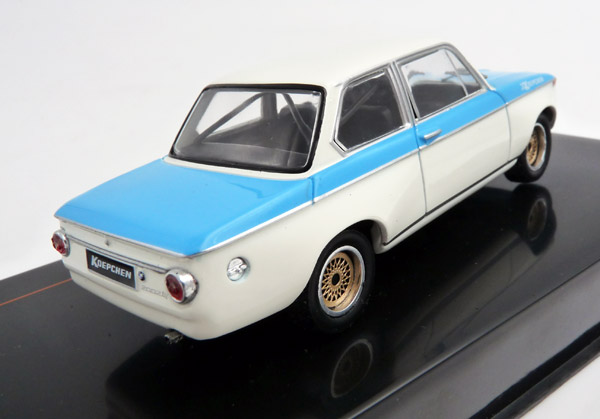 ixo-CLC369N-2-Koepchen-BMW-2002-Tii-1974-weiß-blau