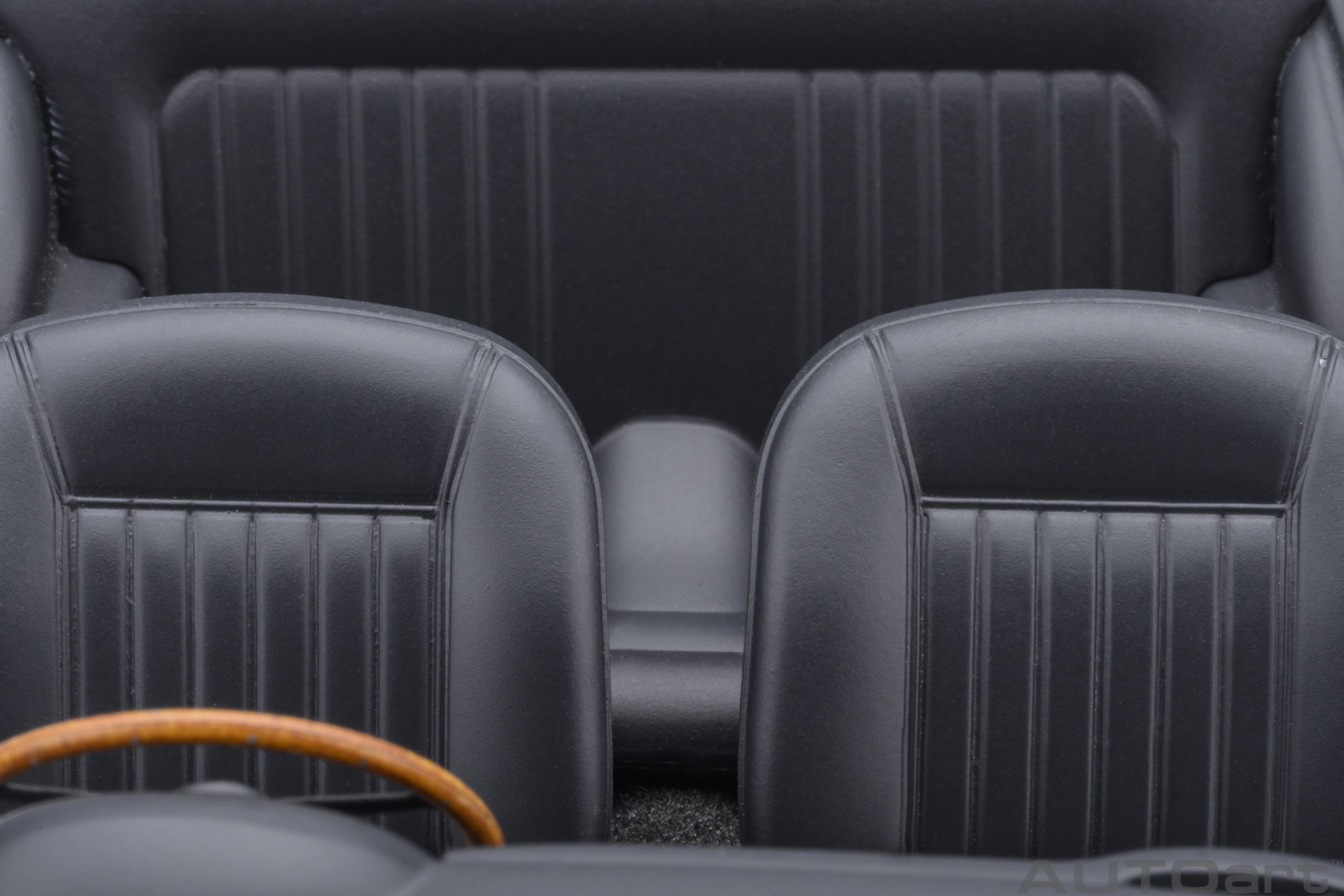 autoart-70287-3-Aston-Martin-DB5-birch-silver-Sitzpolster