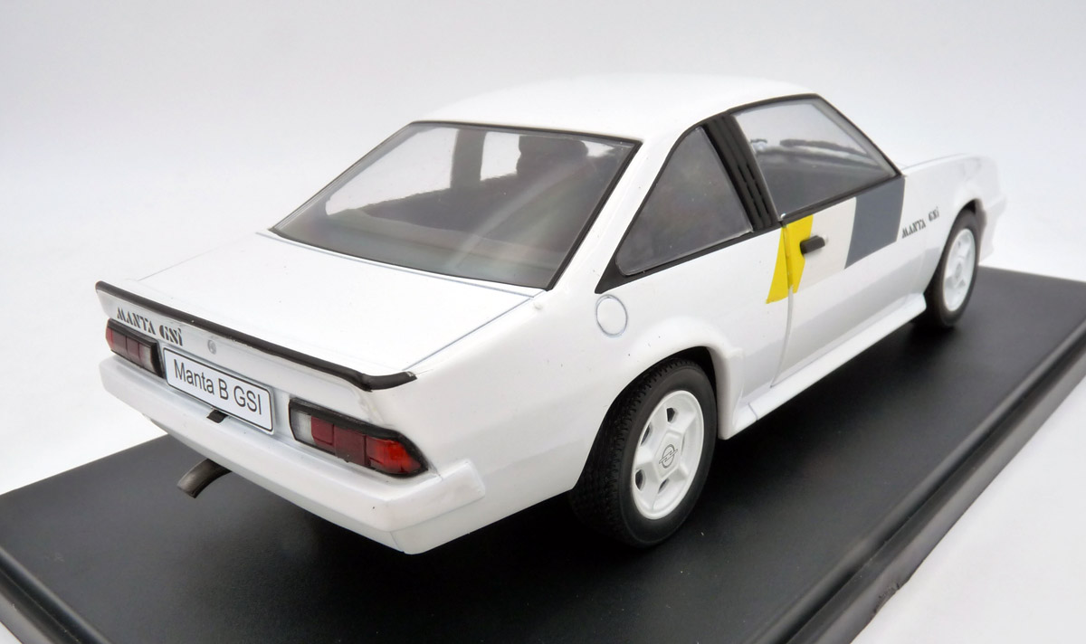 whitebox-WB124173O-2-Opel-Manta-B-GSi-weiß-Sportstreifen-Rüsselsheim