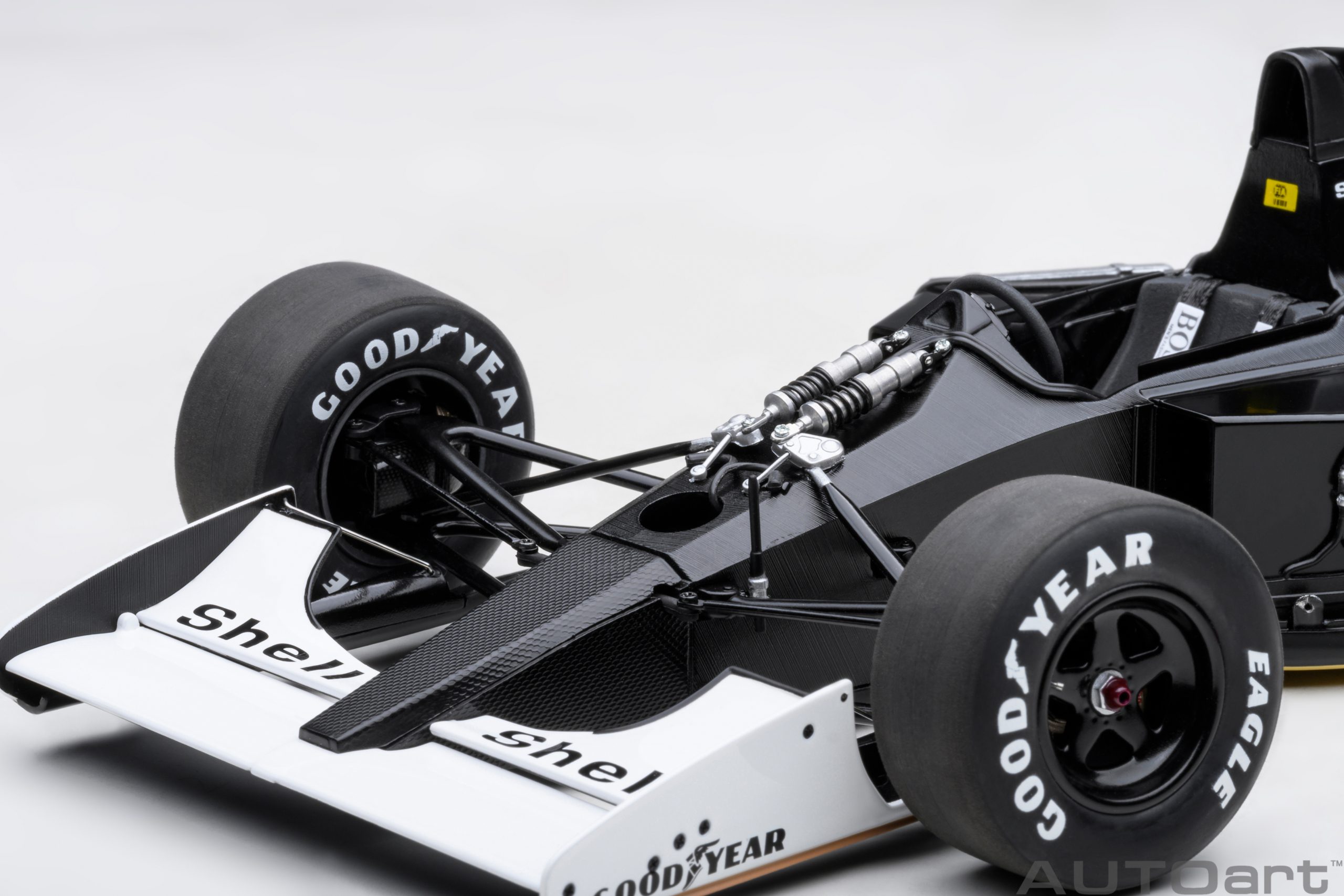 autoart-89152-2-McLaren-Honda-MP4-6-Gerhard-Berger-Japanese-GP-1991-white-version-Vorderachse