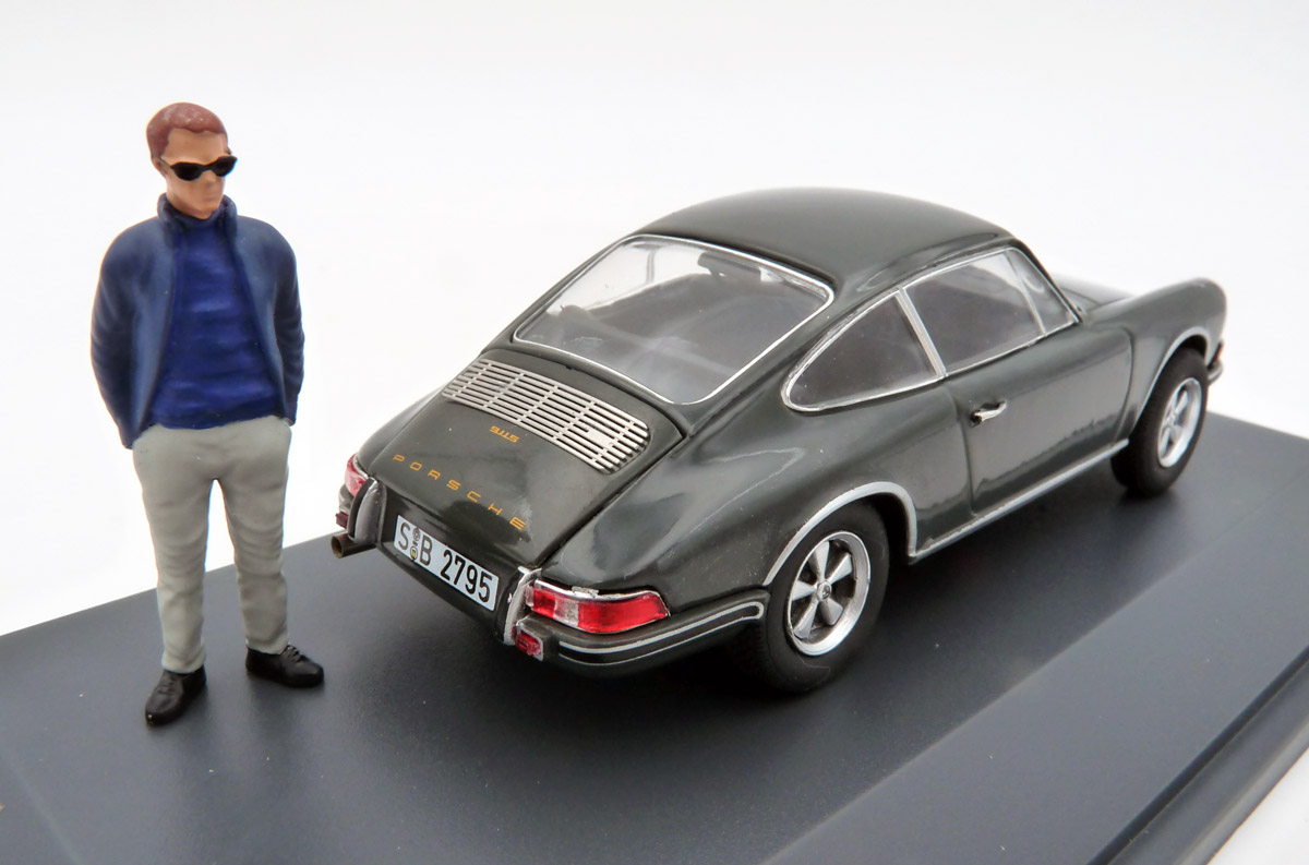 schuco-450361700-2-Porsche-911-S-Le-Mans-Steve-grau-Figur-King-of-Cool