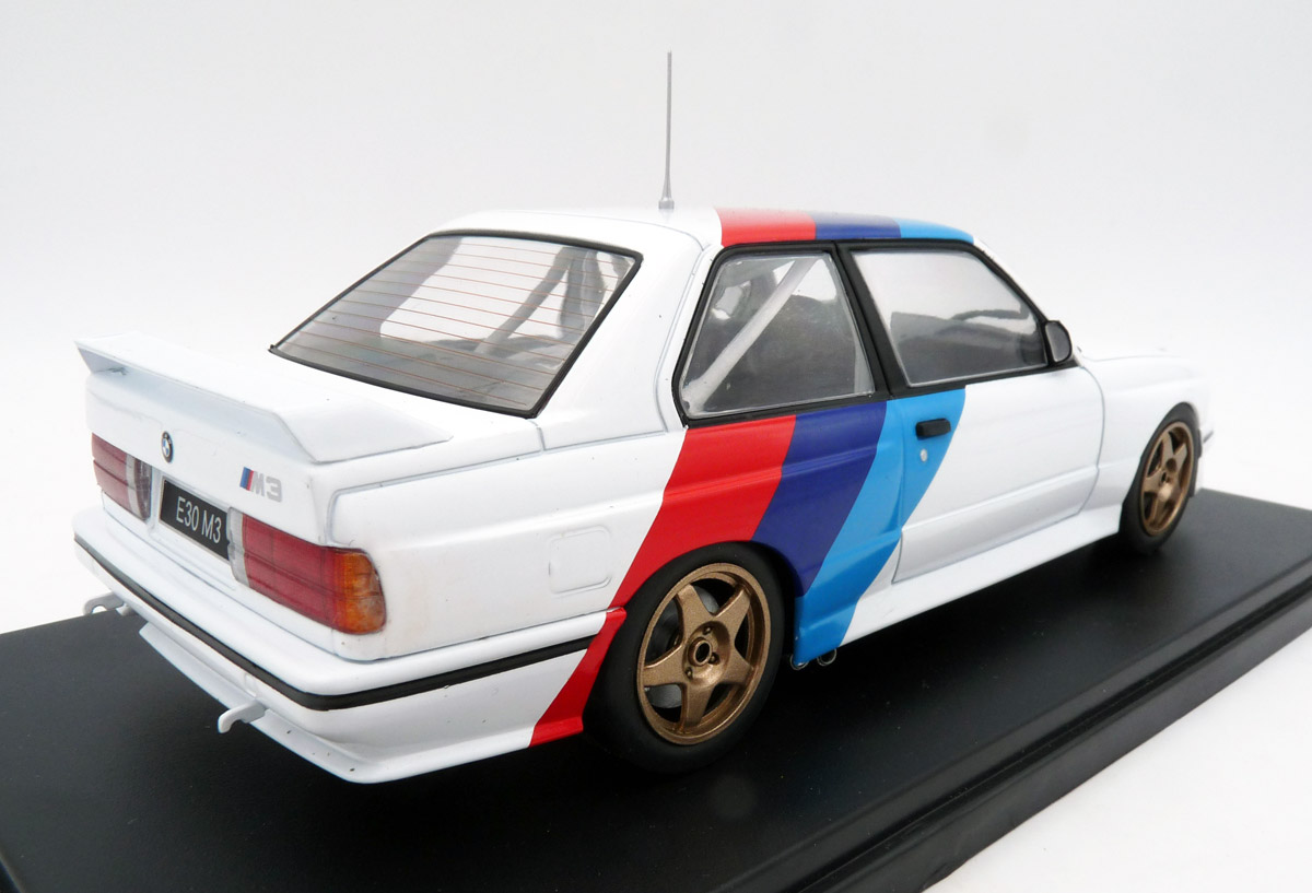 whitebox-WB124244-2-BMW-M3-E30-S14-M-Streifen-Rallye-Gruppe-A-hinten