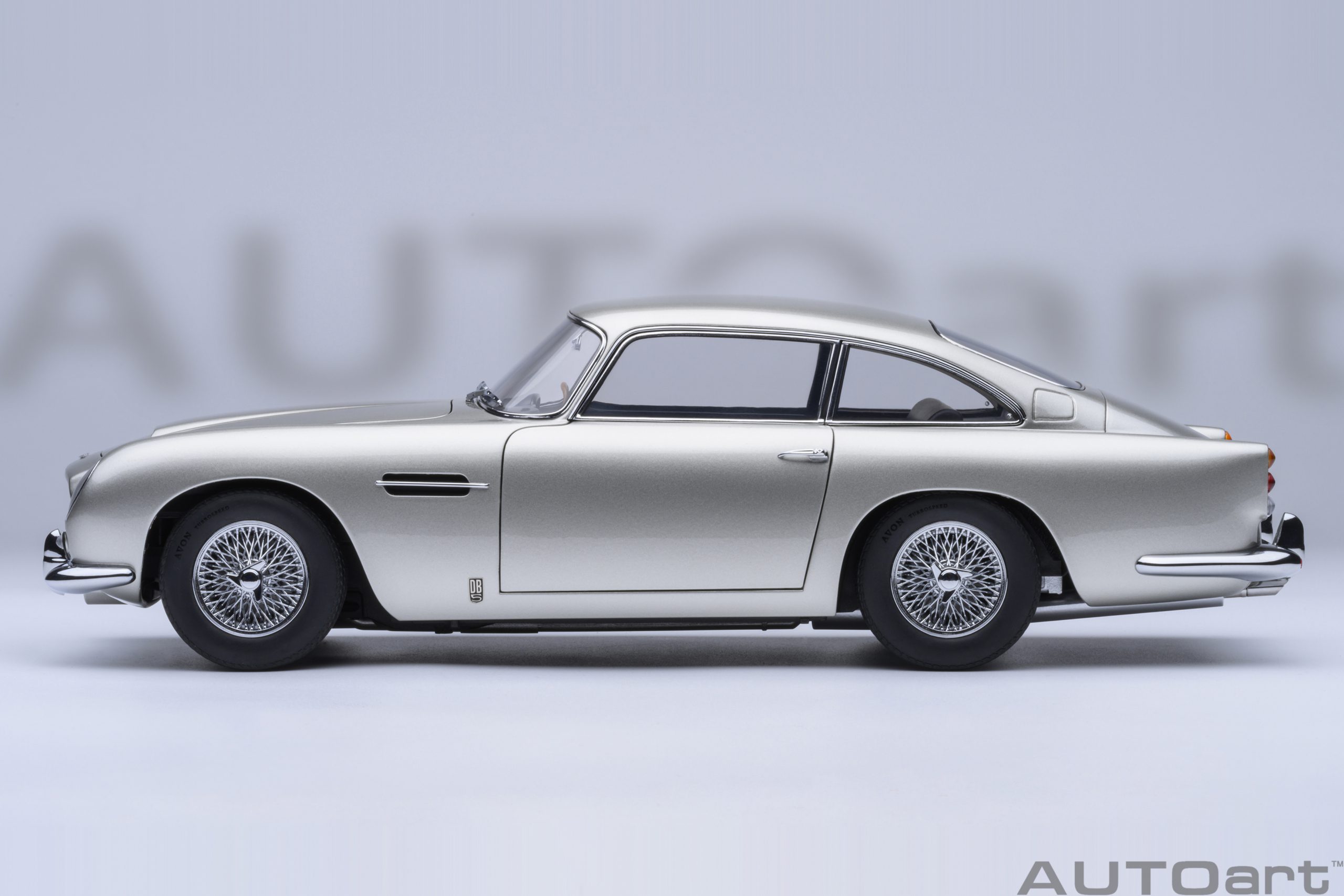 autoart-70287-8-Aston-Martin-DB5-birch-silver-Seitenlinie