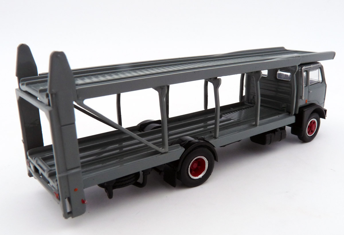 brekina-58486-2-Fiat-640-Serie-Autotransporter-grau-schwarz-Laderampe