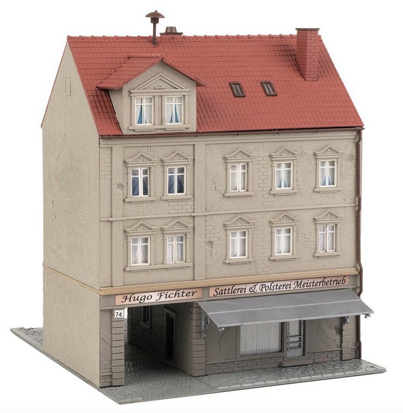 faller-191786-2-Stadthaus-mit-Sattlerei-Hausfront