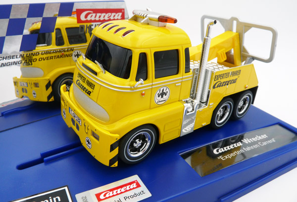 carrera-20030978-Wrecker-Truck-Abschleppwagen-Experten-fahren-Carrera-ADCC