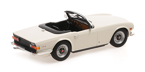 minichamps-155132035-3-Triumph-TR6-1969-créme-weiß-Heckansicht
