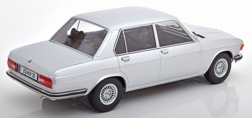 kk-scale-KKDC180403-2-BMW-3-0-S-E3-Limousine-polarissilber-Reihensechszylinder-turbinenartig