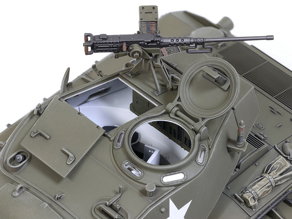 Tamiya-35391-3-US-light-tank-M24-Chaffee-european-theater-mit-zwei-Torso-Figuren-Innenraum