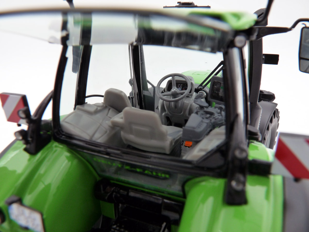 schuco-450788400-3-Deutz-Fahr-9340-TTV-Traktor-grün-Klappfenster-Cockpit