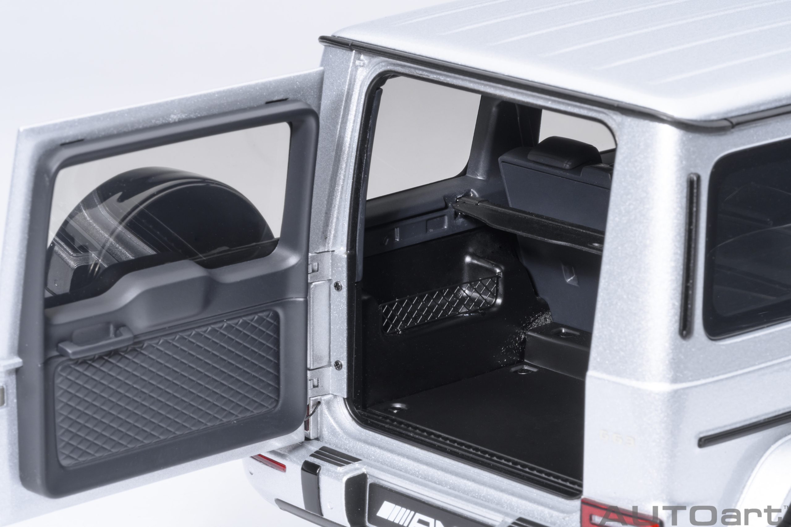 autoart-76358-5-Mercedes-AMG-G-63-iridium-silber-metallic-Hecktür