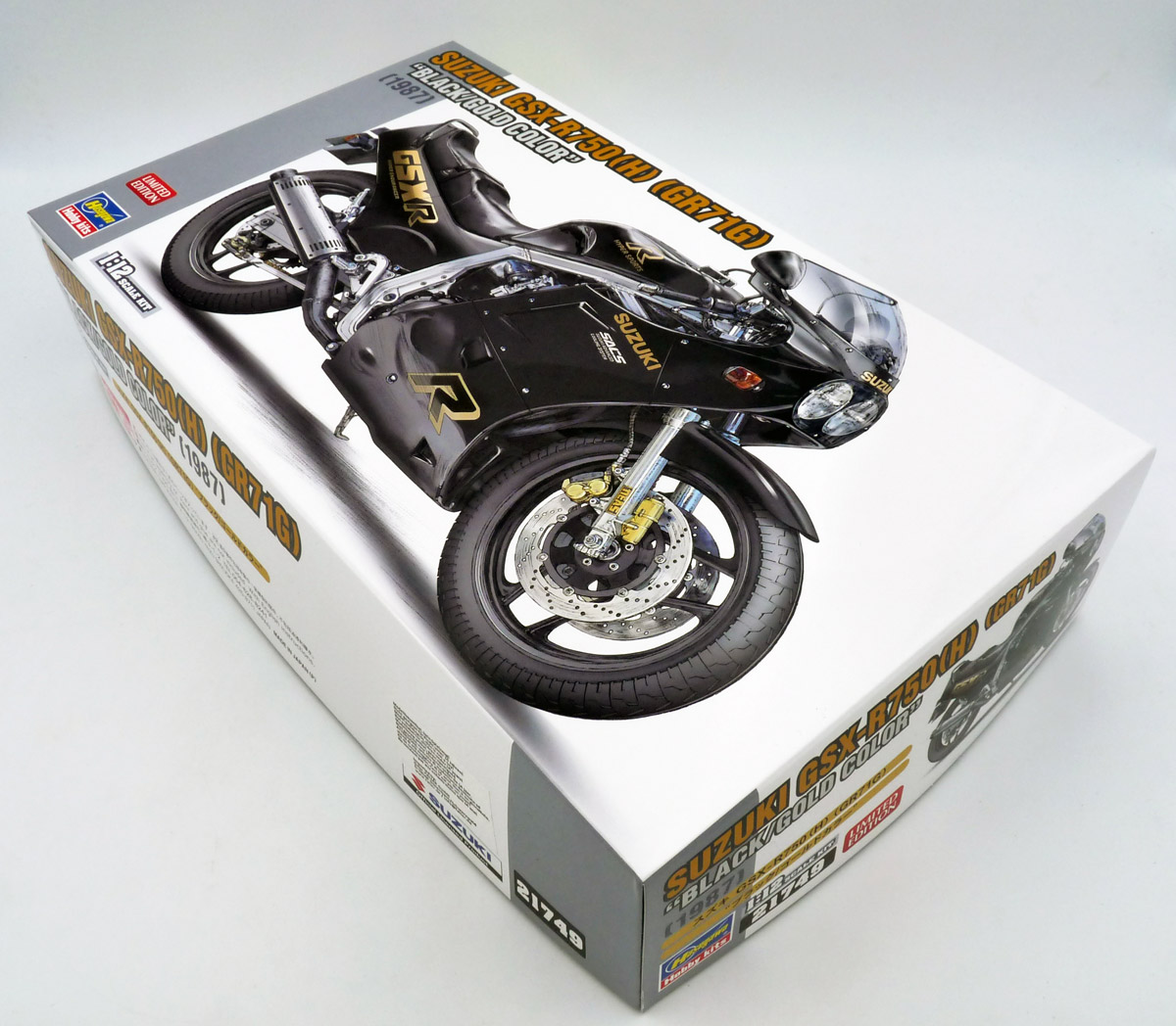 hasegawa-21749-Suzuki-GSX-R750-H-GR71G-black-gold-color