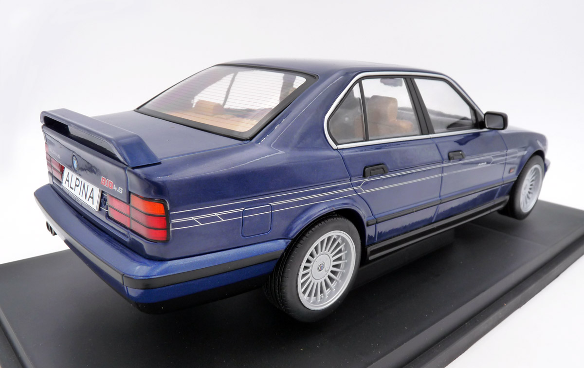 model-car-group-MCG18230-3-BMW-Alpina-B10-4-6-Limousine-E34-V8-alpinablau-metallic-Heckspoiler-Heckemblem