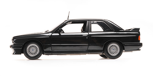 minichamps-180020306-2-BMW-M3-E30-2-3-Liter-S14-Straßenversion-1987-diamantschwarz-metallic-Motorsport-GmbH-boxed-fenders
