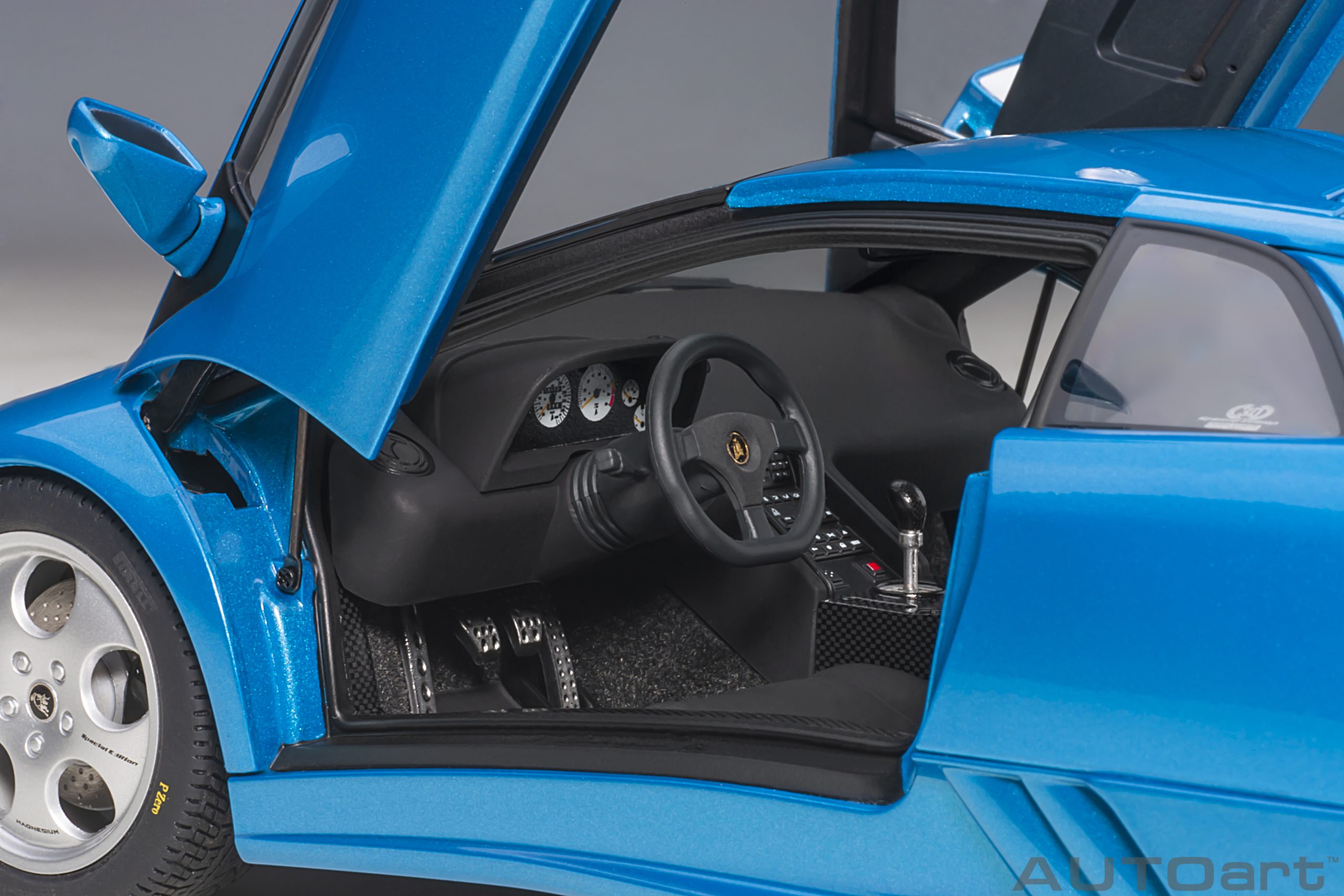 autoart-79156-5-Lamborghini-Diablo-SE30-30th-Anniversary-Edition-Blu-Sirena-metallic-blue