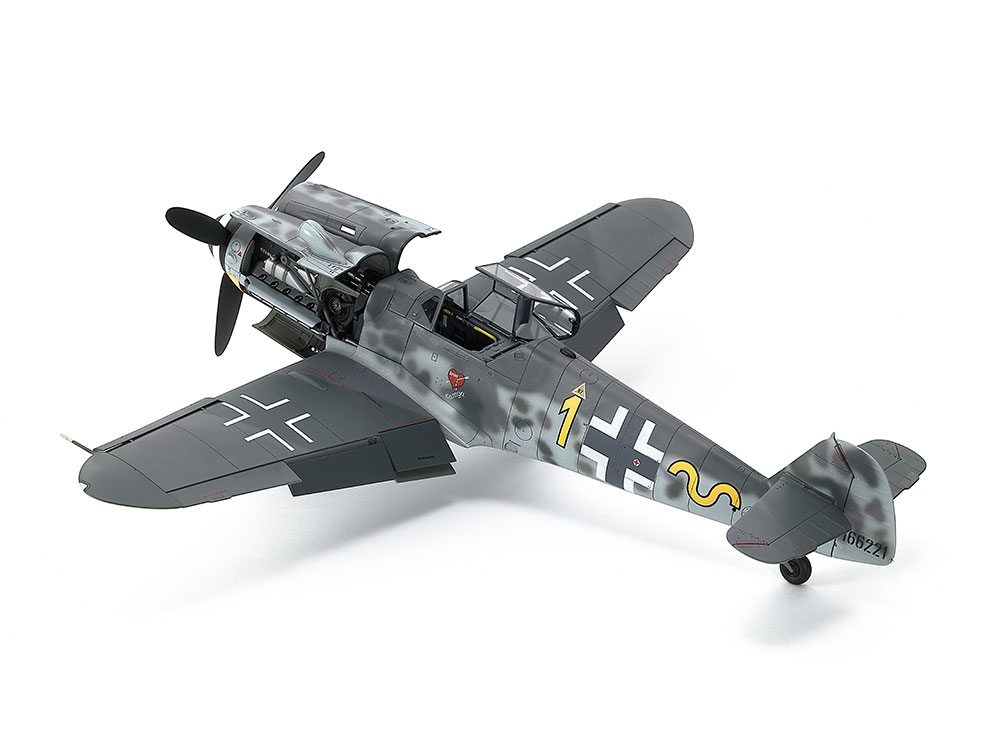 Tamiya-61128-3-Messerschmitt-Bf109-G-6-late-production-Plastikmodellbausatz-Motorhaube-offen