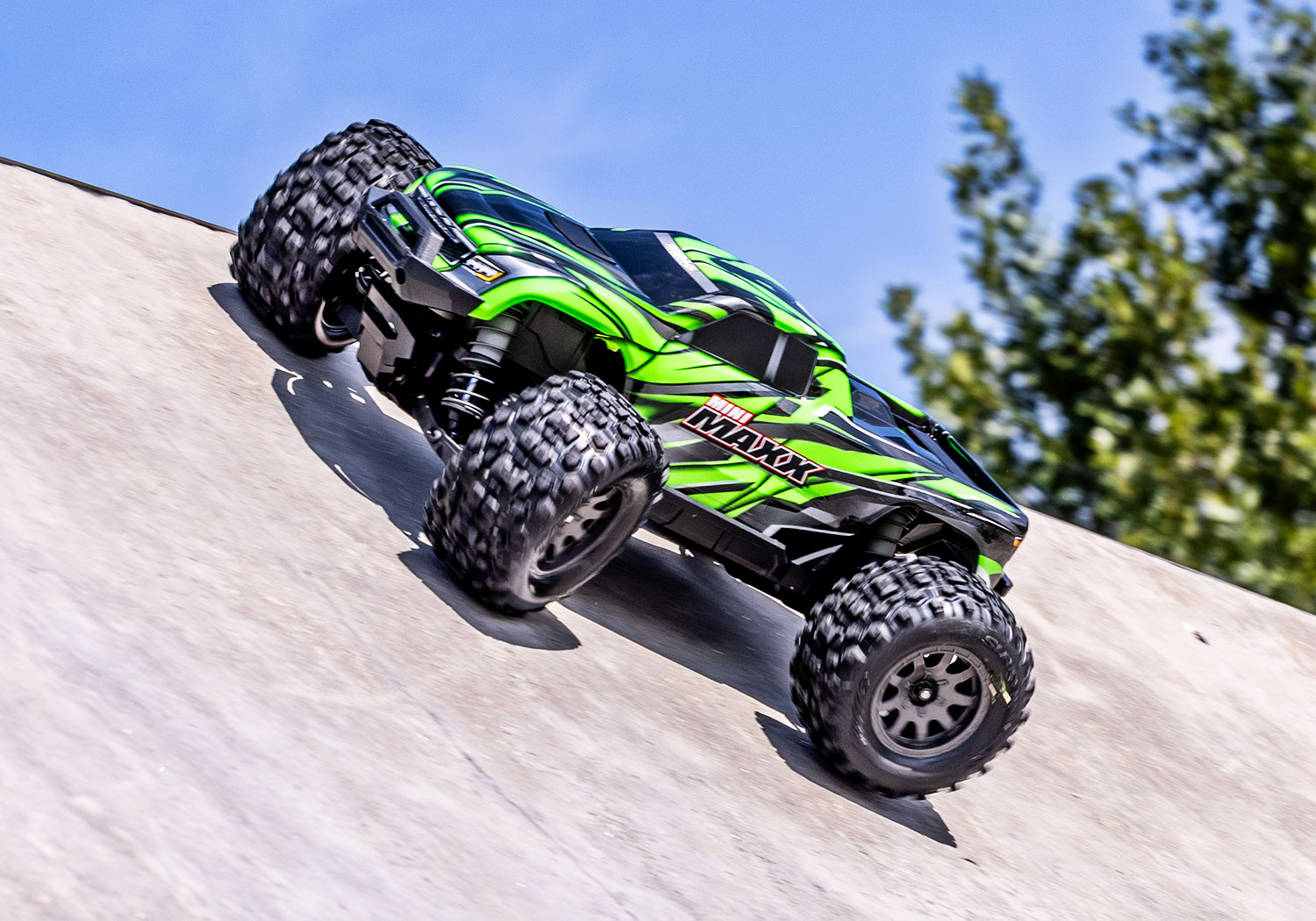 traxxas-107154-9-GRN-Mini-MAXX-BL-2S-Monstertruck-1-zu-16-Brushless-Actionshot