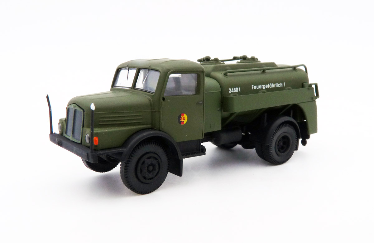 brekina-71477-IFA-S-4000-1-Tankwagen-NVA-Nationale-Volksarmee-der-DDR