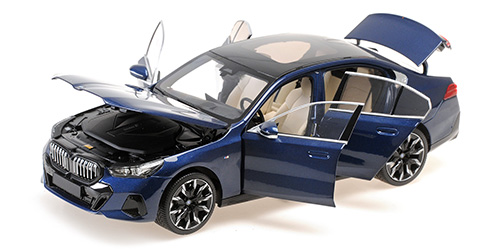 minichamps-110023400-2-BMW-i5-2023-blau-metallic-electric-drive-Türen-Hauben-offen