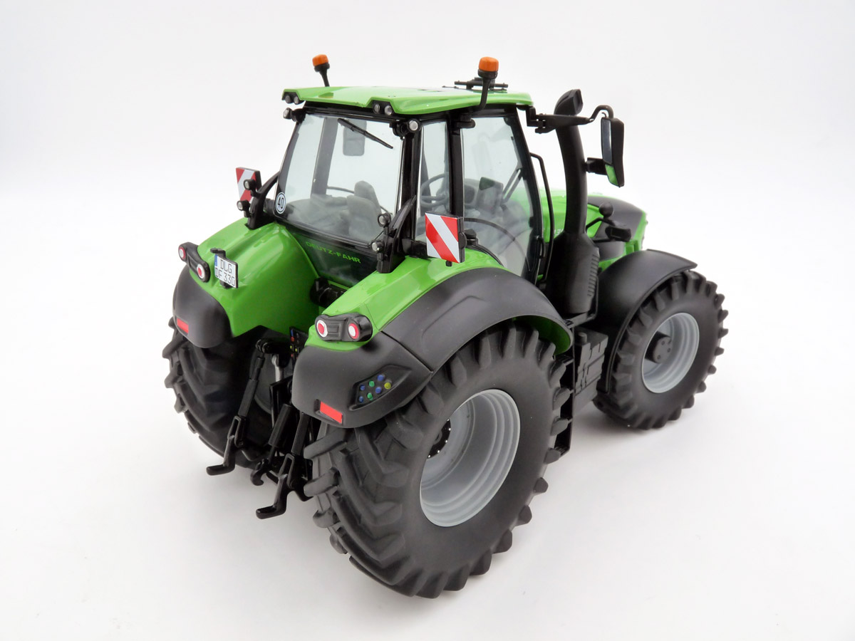 schuco-450788400-2-Deutz-Fahr-9340-TTV-Traktor-grün-hinten