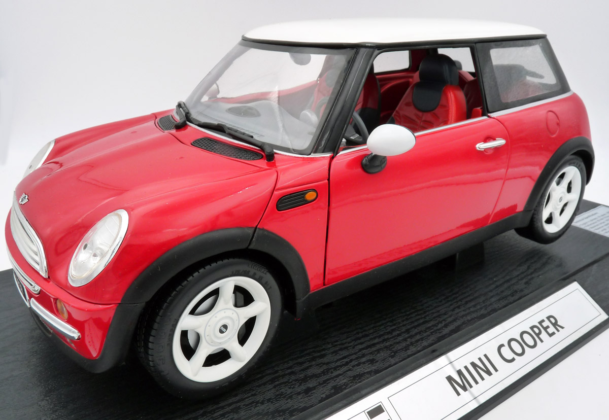 revell-08451-1-Mini-Cooper-R50-rot-weißes-Dach-erste-Generation-Front
