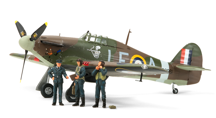 tamiya-37011-1-Hawker-Hurricane-Mk-I-mit-drei-Figuren-Fotobroschüre-Italeri