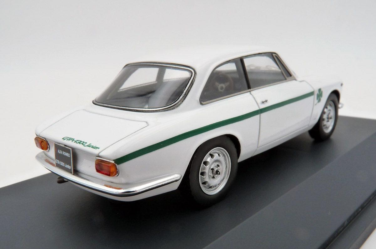 schuco-450934100-2-Alfa-Romeo-GTA-1965-weiß-cuore-sportivo