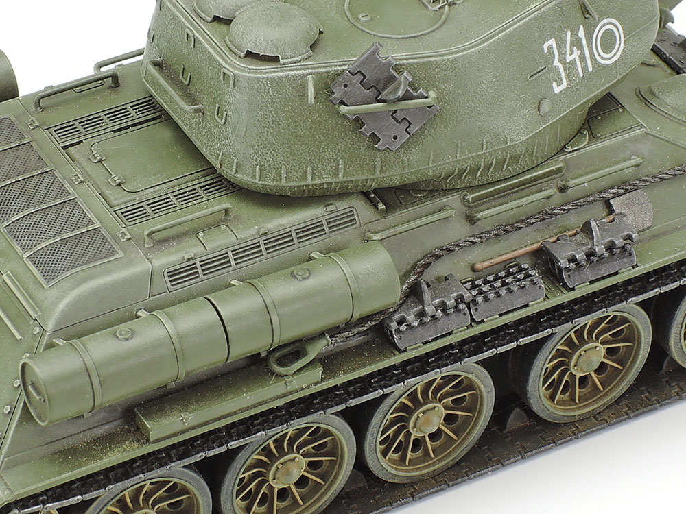 tamiya-32599-4-Russischer-T-34-85-Kampfpanzer-Befreiung-Berlin-1945