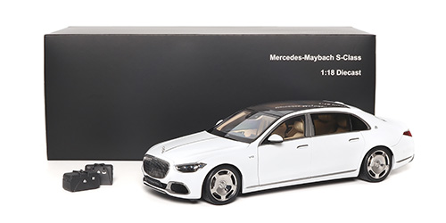 almost-real-820116-3-Mercedes-Maybach-S-Class-2021-Diamond-White-Kofferset
