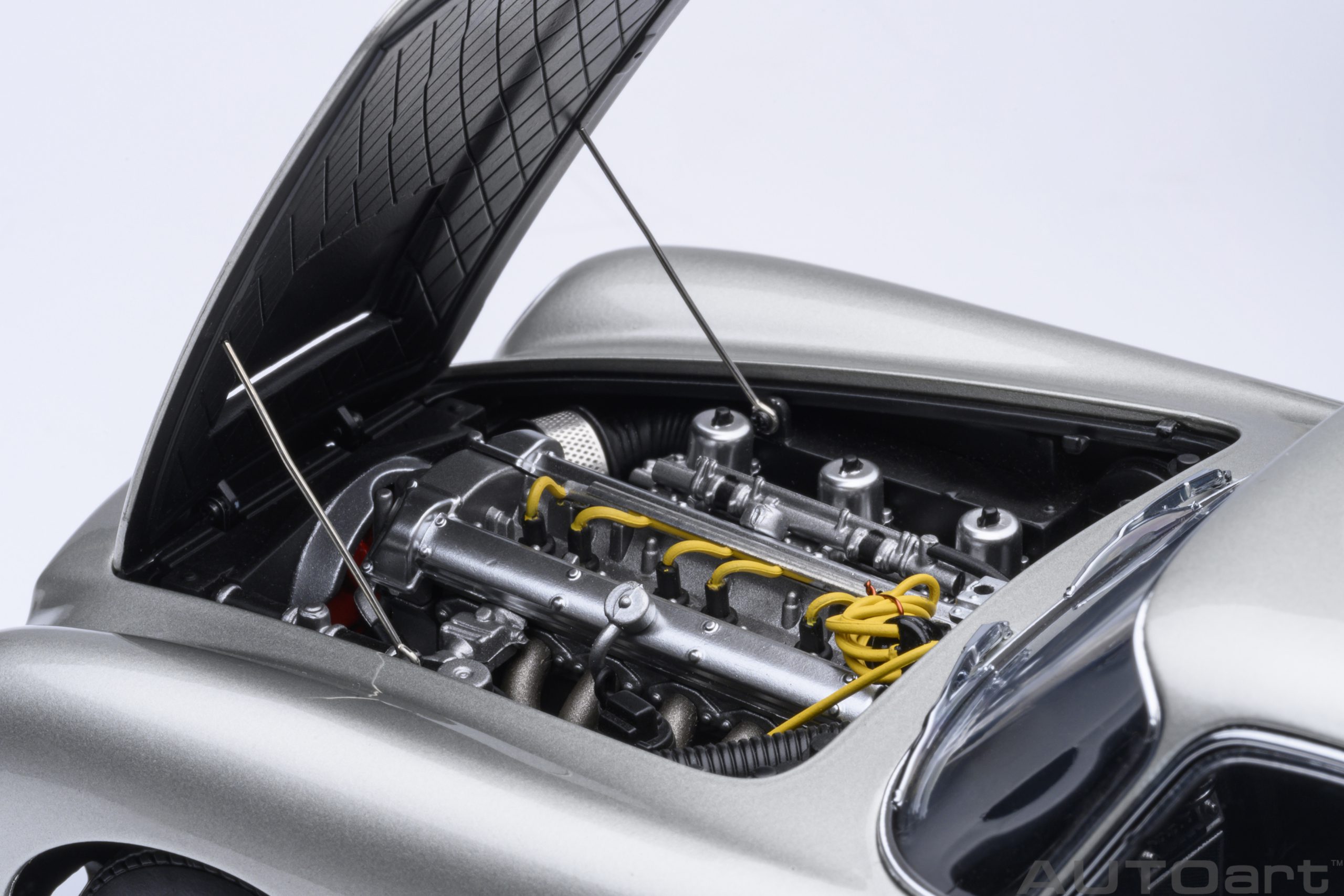 autoart-70287-4-Aston-Martin-DB5-birch-silver-Motorraum
