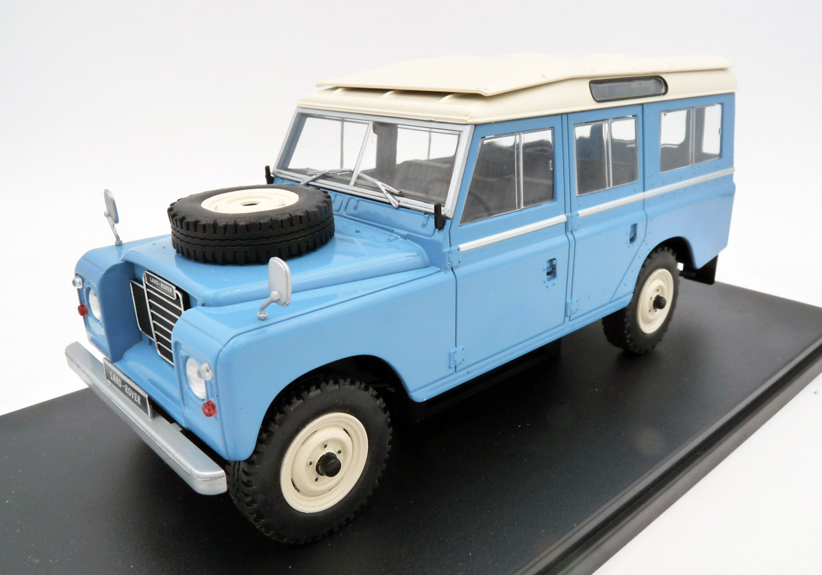 whitebox-WB124150-1-Land-Rover-109-Series-III-hellblau